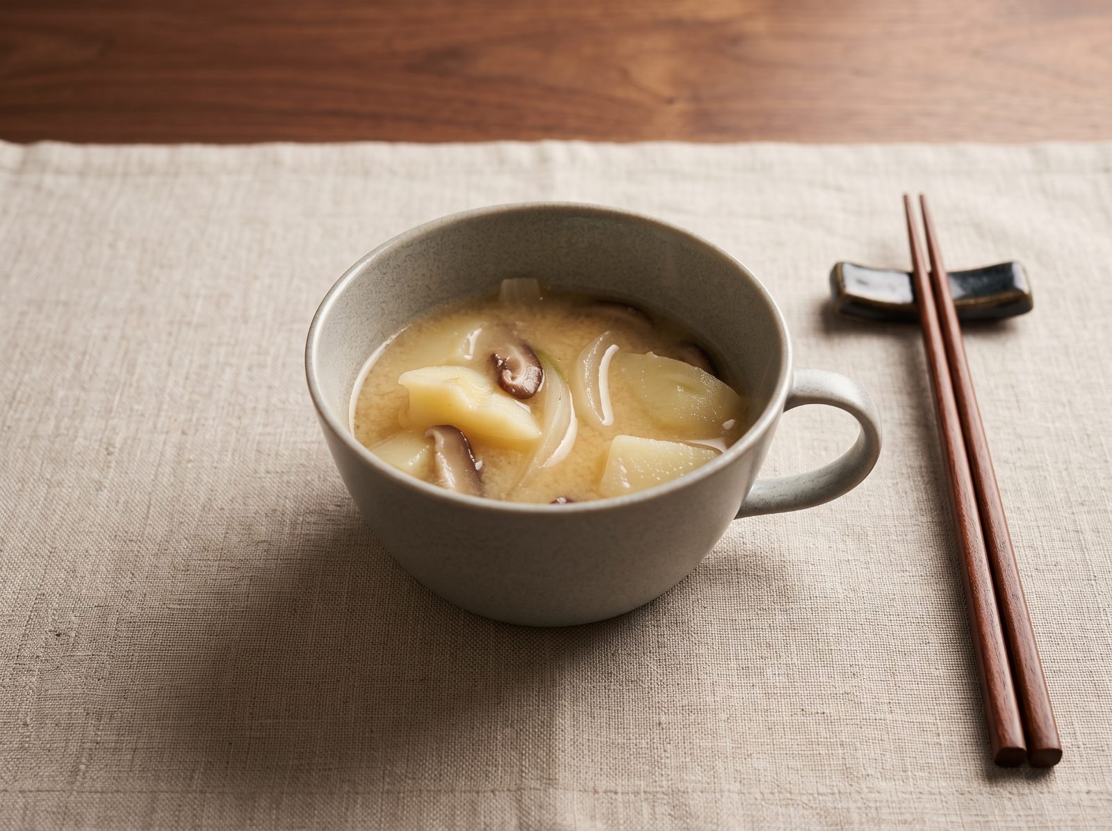 じゃがいもと玉ねぎとしいたけの味噌汁レシピ