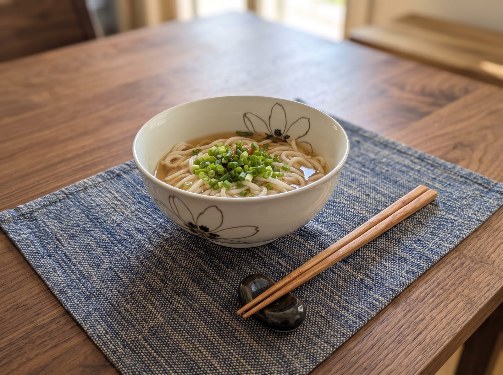 梅と小ネギの温かいうどんレシピ