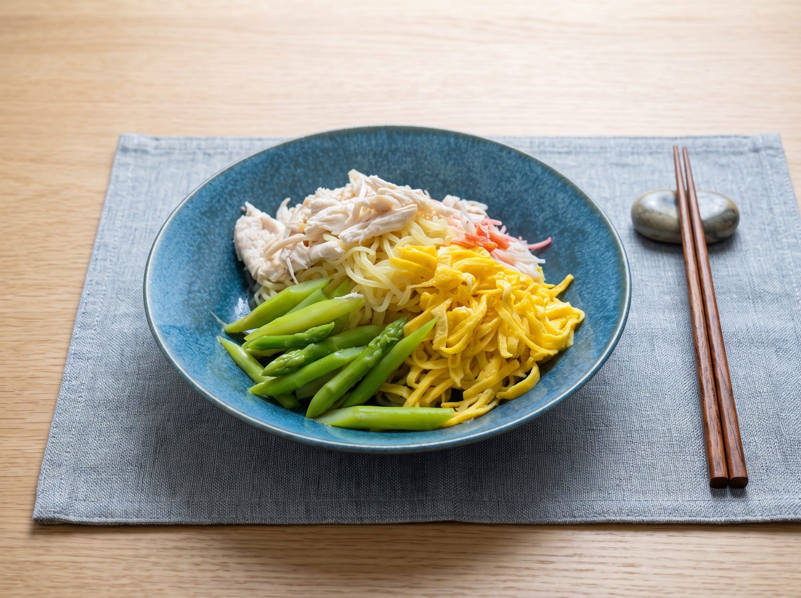 蒸し鶏とアスパラの甘酢醤油冷やし中華レシピ