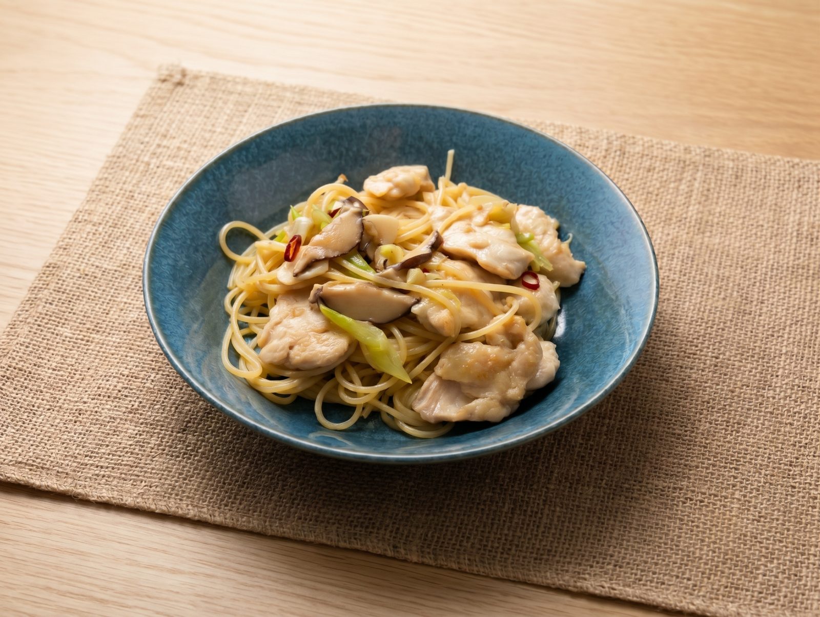 鶏むね肉と長ネギのペペロンチーノ風パスタ